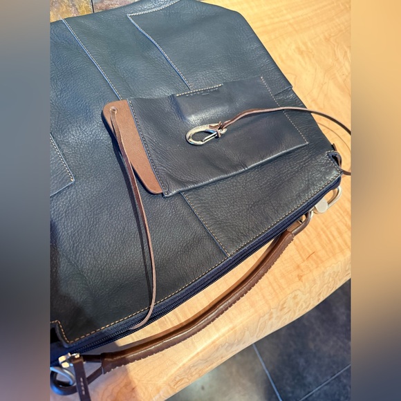 NWOT Peter Kent, Argentina, pebbled navy blue leather, brown strap, zipper pull - Picture 6 of 16